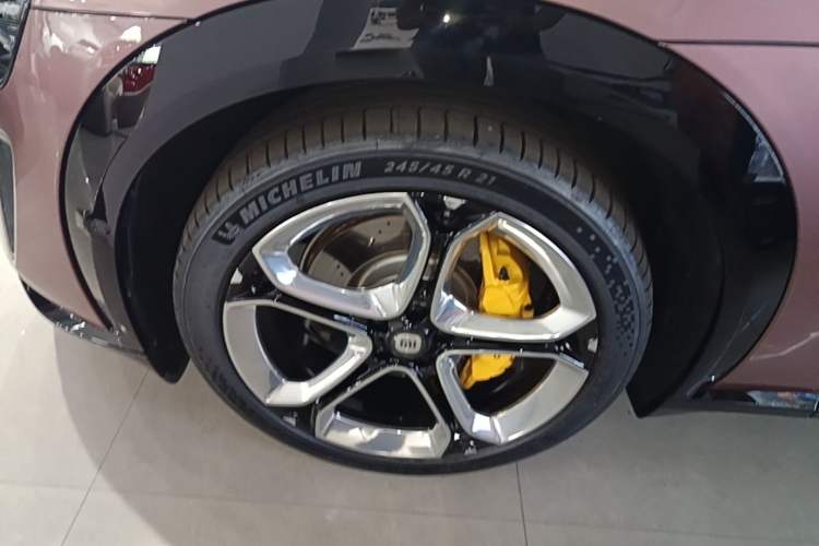 Used Xiaomi Auto YU7 2025 Ultra-Long Range High-Performance All-Wheel-Drive Max Edition Left Front Wheel Hub