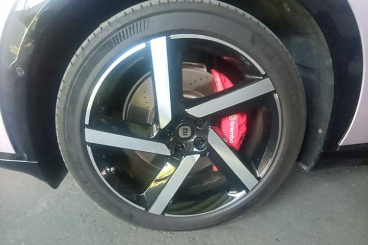 Used Xiaomi Auto YU7 2025 Ultra-Long Range High-Performance All-Wheel-Drive Max Edition Left Front Wheel Hub