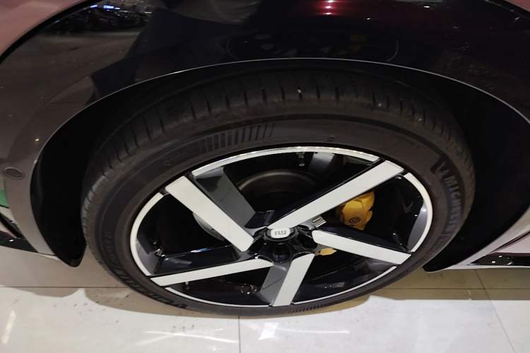 Used Xiaomi Auto YU7 2025 Ultra-Long Range High-Performance All-Wheel-Drive Max Edition Left Front Wheel Hub