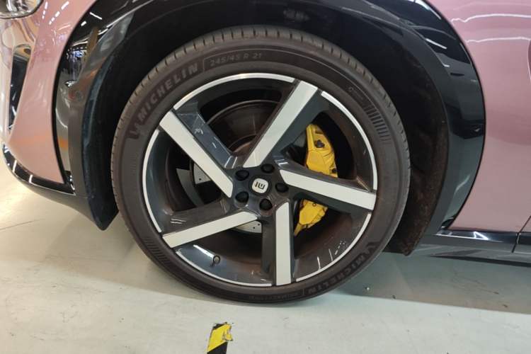 Used Xiaomi Auto YU7 2025 Ultra-Long Range High-Performance All-Wheel-Drive Max Edition Left Front Wheel Hub