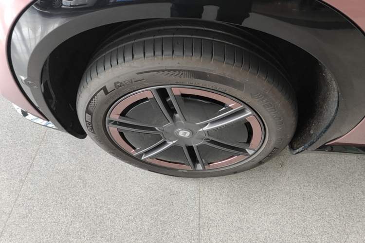 Used Xiaomi Auto YU7 2025 Ultra-Long Range All-Wheel Drive Pro Version Left Front Wheel Hub