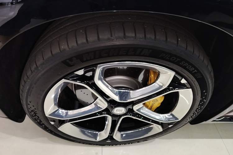 Used Xiaomi Auto YU7 2025 Ultra-Long Range High-Performance All-Wheel-Drive Max Edition Left Front Wheel Hub