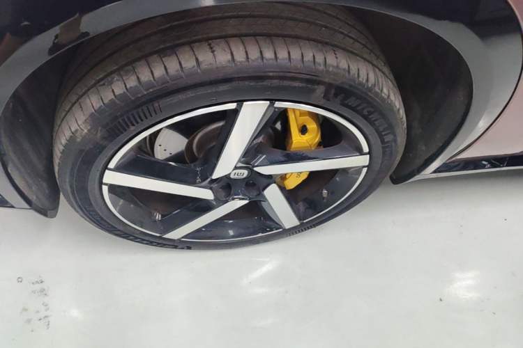 Used Xiaomi Auto YU7 2025 Ultra-Long Range High-Performance All-Wheel-Drive Max Edition Left Front Wheel Hub