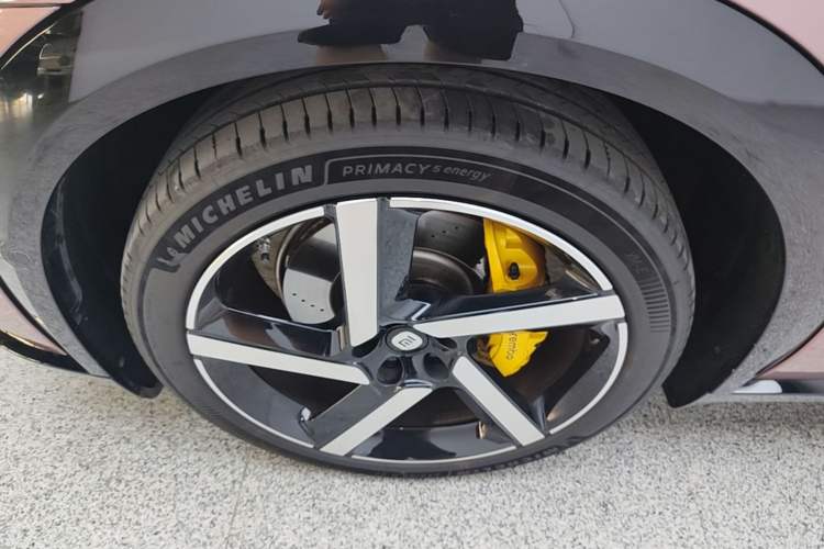 Used Xiaomi Auto YU7 2025 Ultra-Long Range High-Performance All-Wheel-Drive Max Edition Left Front Wheel Hub