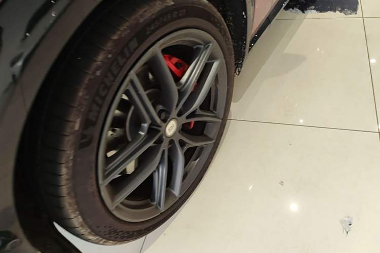 Used Xiaomi Auto YU7 2025 Ultra-Long Range High-Performance All-Wheel-Drive Max Edition Left Front Wheel Hub