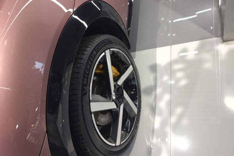 Used Xiaomi Auto YU7 2025 Ultra-Long Range High-Performance All-Wheel-Drive Max Edition Left Front Wheel Hub