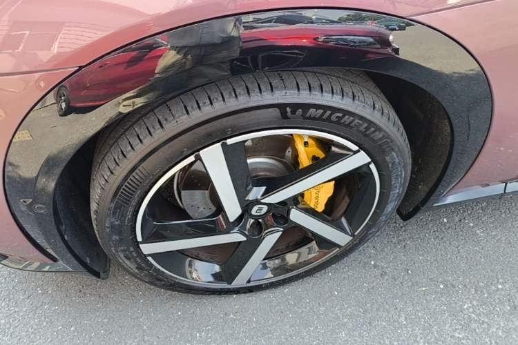 Used Xiaomi Auto YU7 2025 Ultra-Long Range High-Performance All-Wheel-Drive Max Edition Left Front Wheel Hub
