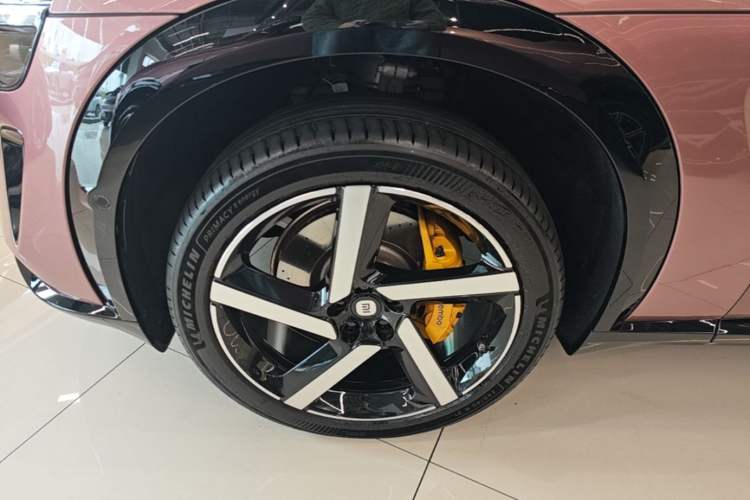 Used Xiaomi Auto YU7 2025 Ultra-Long Range High-Performance All-Wheel-Drive Max Edition Left Front Wheel Hub