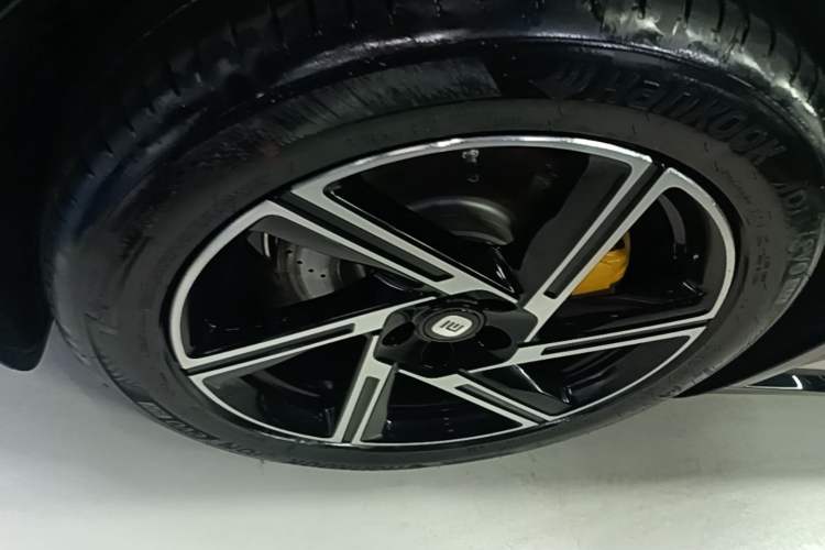 Used Xiaomi Auto YU7 2025 Ultra-Long Range High-Performance All-Wheel-Drive Max Edition Left Front Wheel Hub