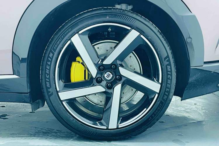 Used Xiaomi Auto YU7 2025 Ultra-Long Range High-Performance All-Wheel-Drive Max Edition Left Front Wheel Hub