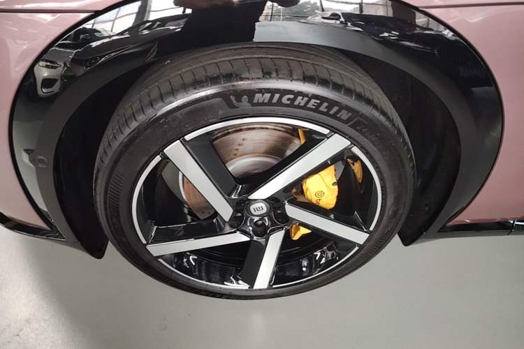 Used Xiaomi Auto YU7 2025 Ultra-Long Range High-Performance All-Wheel-Drive Max Edition Left Front Wheel Hub