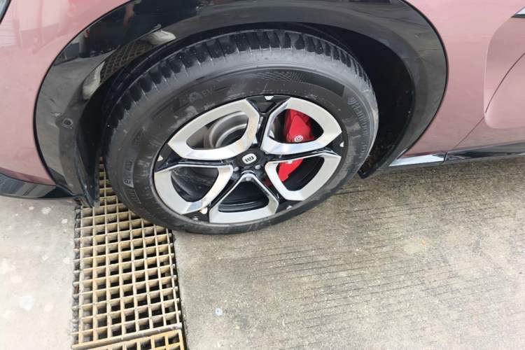 Used Xiaomi Auto YU7 2025 Ultra-Long Range All-Wheel Drive Pro Version Left Front Wheel Hub