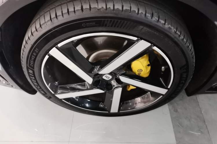 Used Xiaomi Auto YU7 2025 Ultra-Long Range High-Performance All-Wheel-Drive Max Edition Left Front Wheel Hub