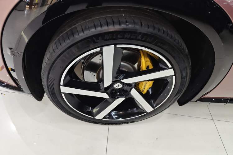 Used Xiaomi Auto YU7 2025 Ultra-Long Range High-Performance All-Wheel-Drive Max Edition Left Front Wheel Hub