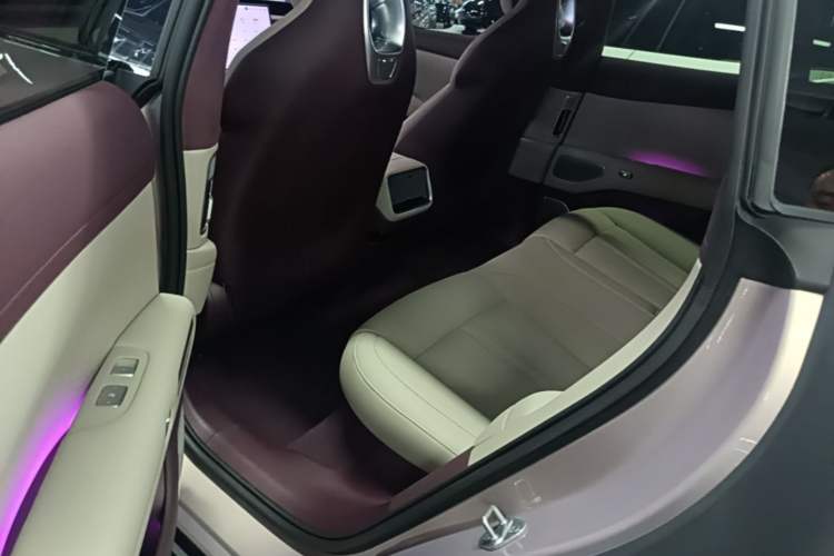 Used Xiaomi Auto YU7 2025 Ultra-Long Range High-Performance All-Wheel-Drive Max Edition Left Rear Seat