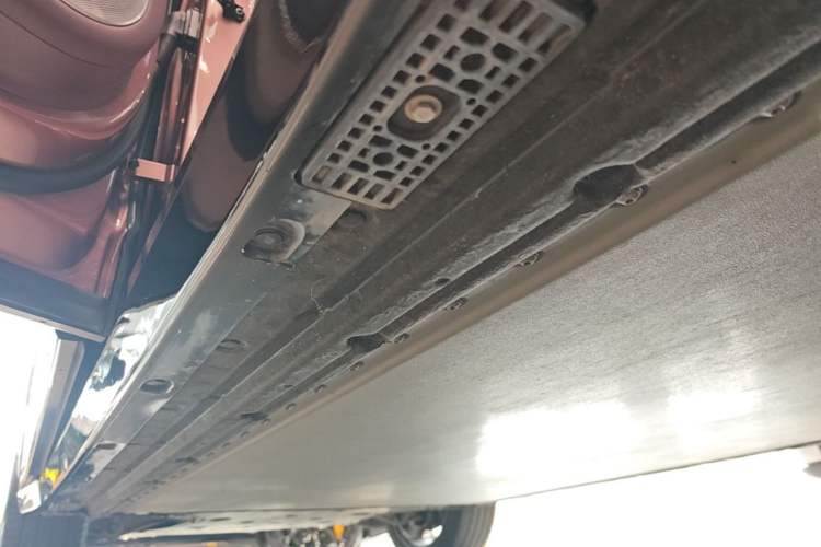 Used Xiaomi Auto YU7 2025 Ultra-Long Range High-Performance All-Wheel-Drive Max Edition Left Side Sill