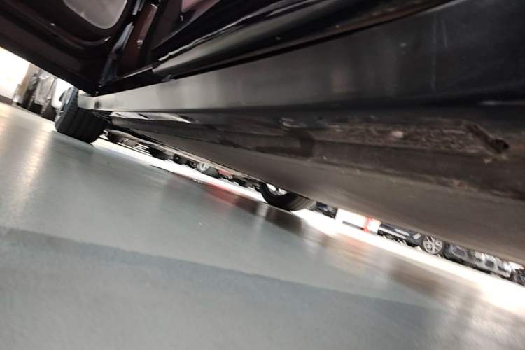 Used Xiaomi Auto YU7 2025 Ultra-Long Range High-Performance All-Wheel-Drive Max Edition Left Side Sill