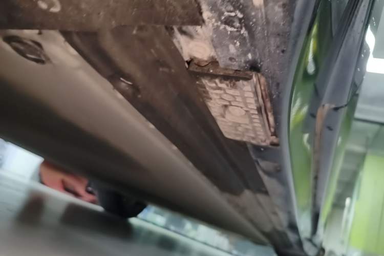 Used Xiaomi Auto YU7 2025 Ultra-Long Range High-Performance All-Wheel-Drive Max Edition Left Side Sill