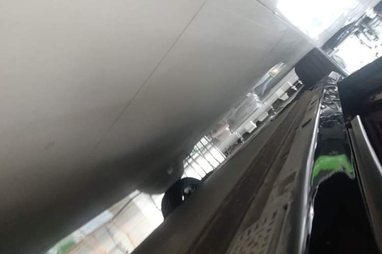 Used Xiaomi Auto YU7 2025 Ultra-Long Range High-Performance All-Wheel-Drive Max Edition Left Side Sill
