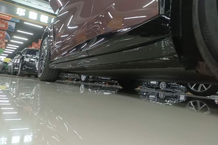 Used Xiaomi Auto YU7 2025 Ultra-Long Range All-Wheel Drive Pro Version Left Side Sill