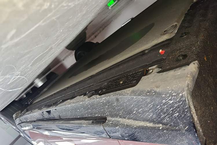 Used Xiaomi Auto YU7 2025 Ultra-Long Range High-Performance All-Wheel-Drive Max Edition Left Side Sill