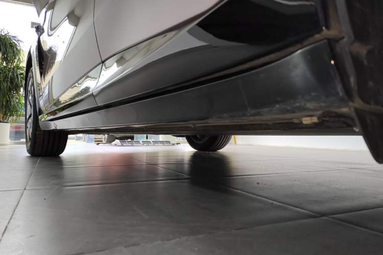 Used Xiaomi Auto YU7 2025 Ultra-Long Range All-Wheel Drive Pro Version Left Side Sill
