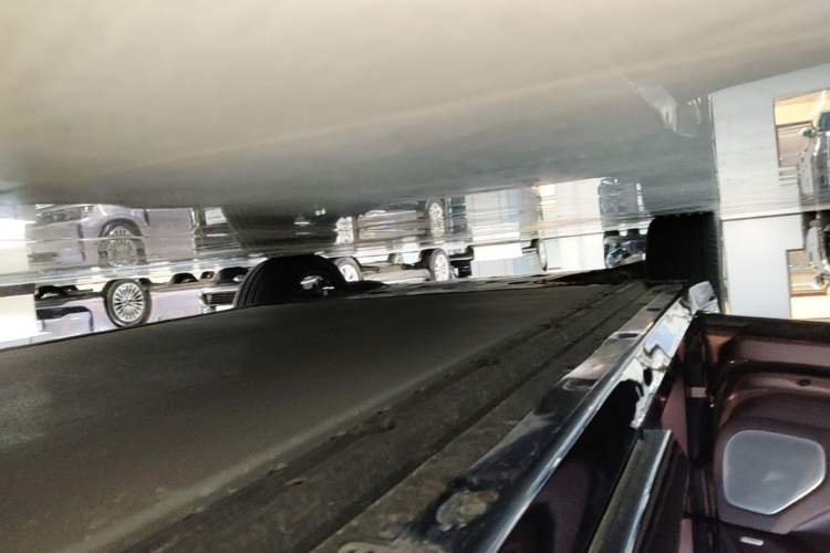Used Xiaomi Auto YU7 2025 Ultra-Long Range High-Performance All-Wheel-Drive Max Edition Left Side Sill