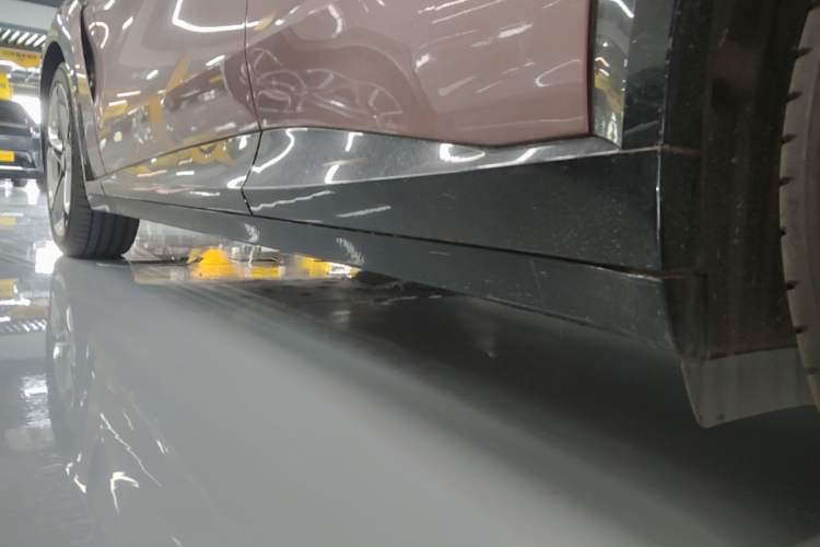 Used Xiaomi Auto YU7 2025 Ultra-Long Range High-Performance All-Wheel-Drive Max Edition Left Side Sill