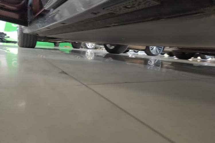 Used Xiaomi Auto YU7 2025 Ultra-Long Range High-Performance All-Wheel-Drive Max Edition Left Side Sill
