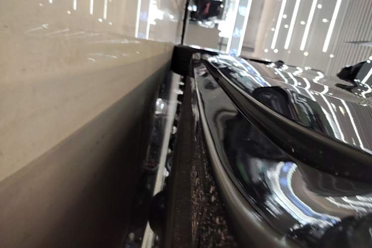 Used Xiaomi Auto YU7 2025 Ultra-Long Range High-Performance All-Wheel-Drive Max Edition Left Side Sill