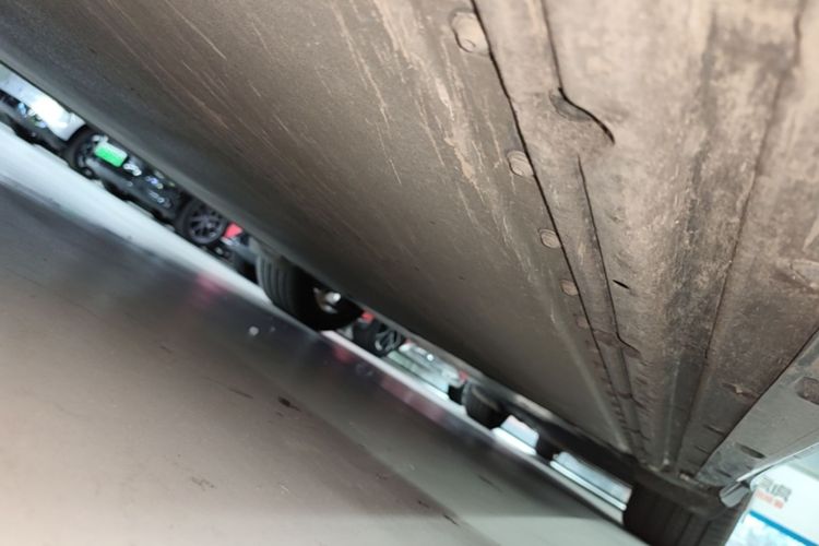 Used Xiaomi Auto YU7 2025 Ultra-Long Range High-Performance All-Wheel-Drive Max Edition Left Side Sill