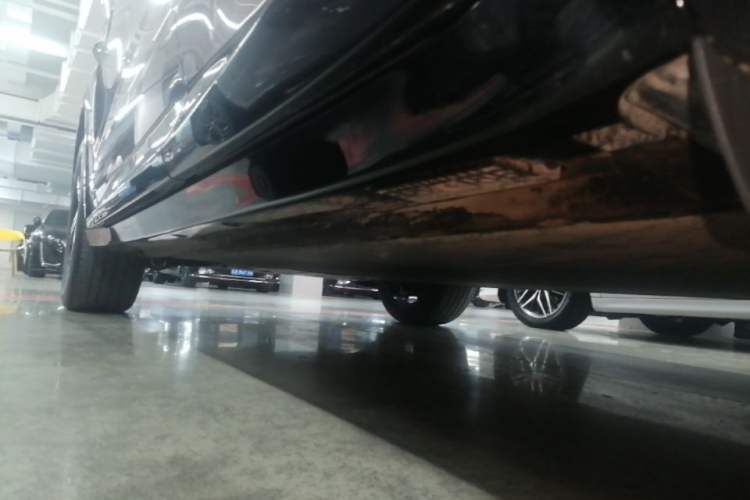 Used Xiaomi Auto YU7 2025 Ultra-Long Range High-Performance All-Wheel-Drive Max Edition Left Side Sill