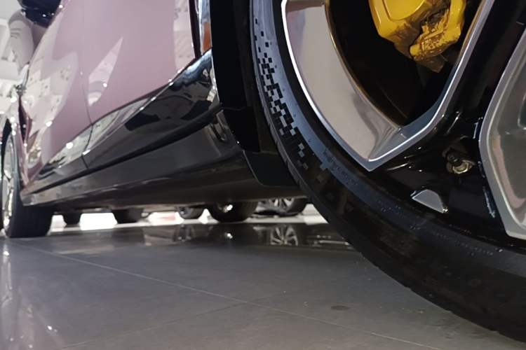 Used Xiaomi Auto YU7 2025 Ultra-Long Range High-Performance All-Wheel-Drive Max Edition Left Side Sill