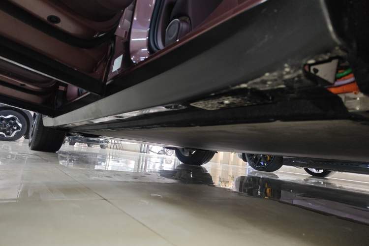 Used Xiaomi Auto YU7 2025 Ultra-Long Range High-Performance All-Wheel-Drive Max Edition Left Side Sill