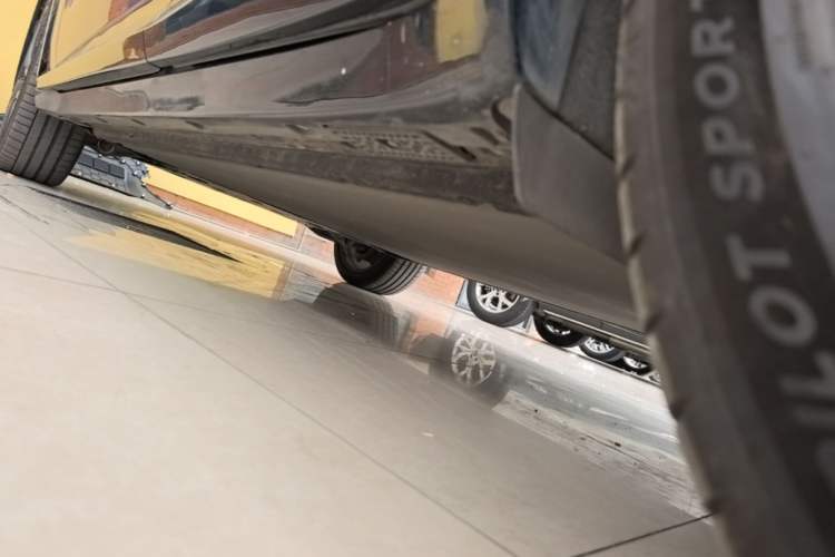 Used Xiaomi Auto YU7 2025 Ultra-Long Range High-Performance All-Wheel-Drive Max Edition Left Side Sill