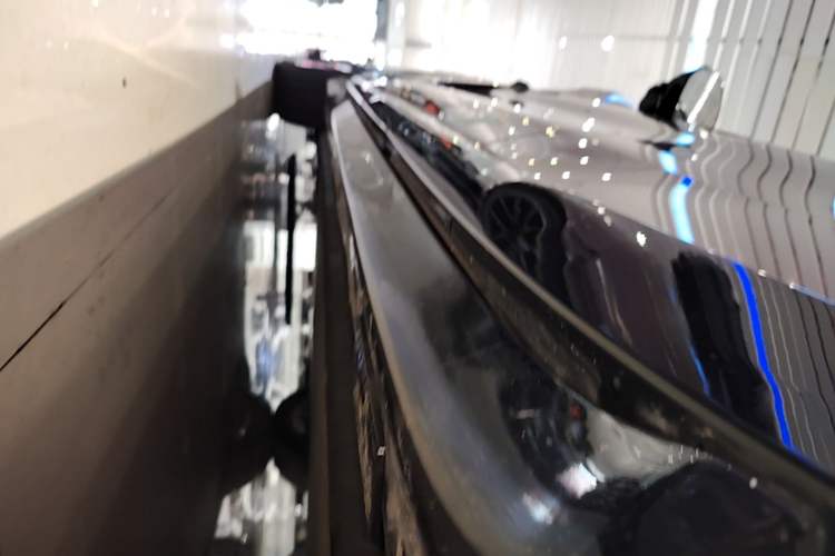 Used Xiaomi Auto YU7 2025 Ultra-Long Range High-Performance All-Wheel-Drive Max Edition Left Side Sill