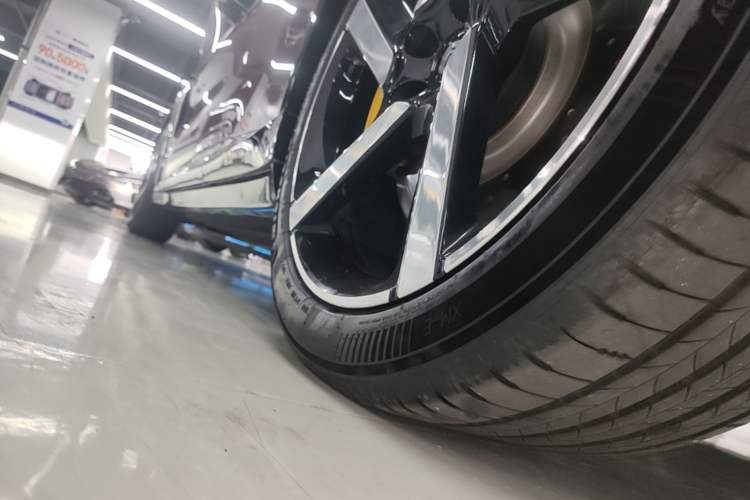 Used Xiaomi Auto YU7 2025 Ultra-Long Range High-Performance All-Wheel-Drive Max Edition Left Side Sill