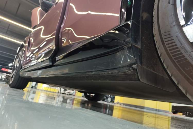 Used Xiaomi Auto YU7 2025 Ultra-Long Range High-Performance All-Wheel-Drive Max Edition Left Side Sill