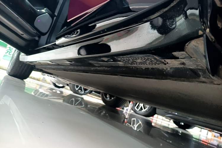 Used Xiaomi Auto YU7 2025 Ultra-Long Range Rear-Wheel Drive Version Left Side Sill