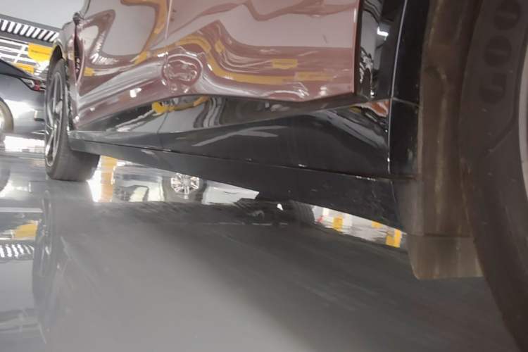 Used Xiaomi Auto YU7 2025 Ultra-Long Range High-Performance All-Wheel-Drive Max Edition Left Side Sill