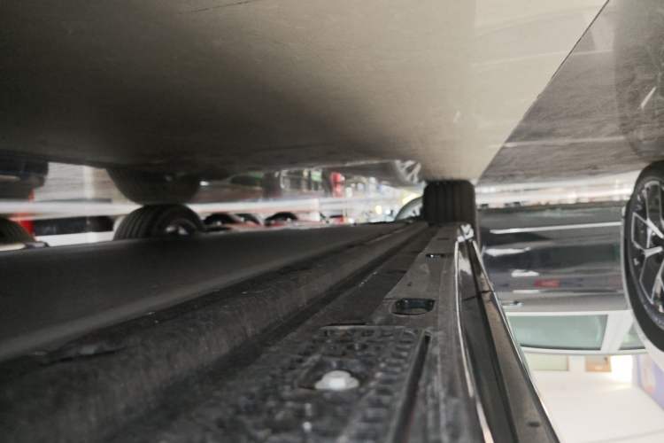 Used Xiaomi Auto YU7 2025 Ultra-Long Range High-Performance All-Wheel-Drive Max Edition Left Side Sill
