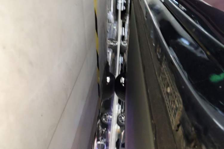Used Xiaomi Auto YU7 2025 Ultra-Long Range High-Performance All-Wheel-Drive Max Edition Left Side Sill