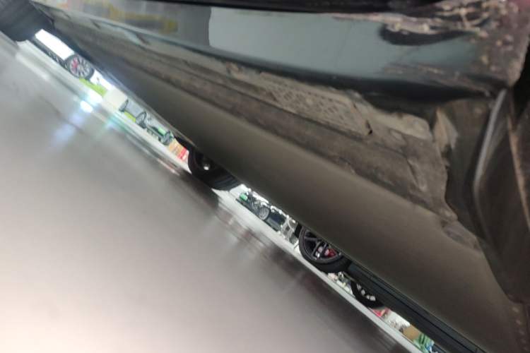 Used Xiaomi Auto YU7 2025 Ultra-Long Range High-Performance All-Wheel-Drive Max Edition Left Side Sill