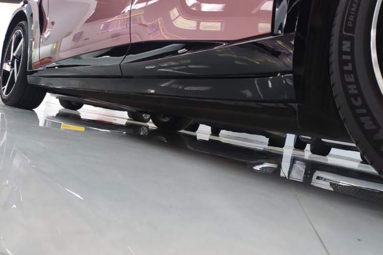 Used Xiaomi Auto YU7 2025 Ultra-Long Range High-Performance All-Wheel-Drive Max Edition Left Side Sill