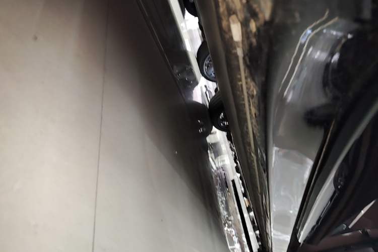 Used Xiaomi Auto YU7 2025 Ultra-Long Range High-Performance All-Wheel-Drive Max Edition Left Side Sill