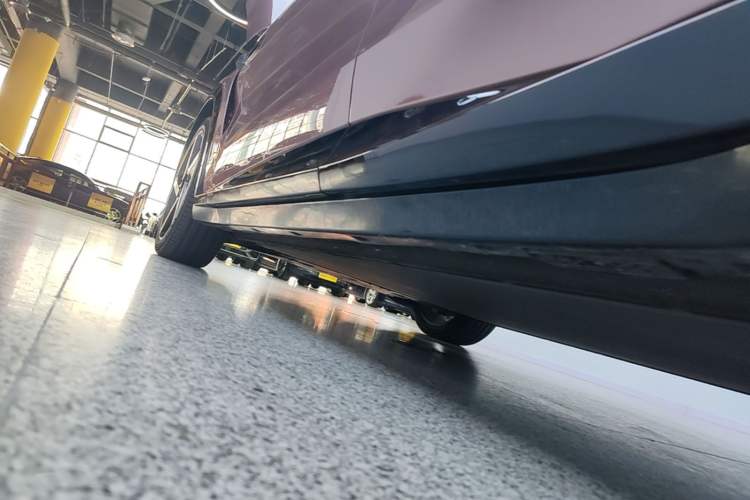 Used Xiaomi Auto YU7 2025 Ultra-Long Range High-Performance All-Wheel-Drive Max Edition Left Side Sill