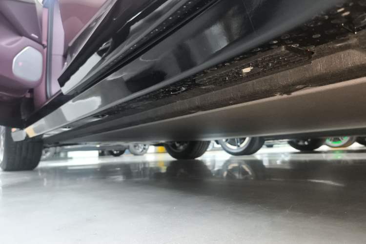 Used Xiaomi Auto YU7 2025 Ultra-Long Range Rear-Wheel Drive Version Left Side Sill