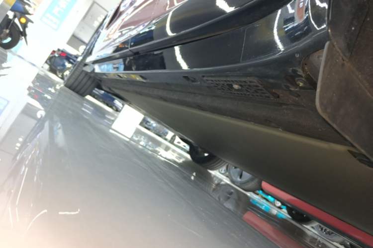 Used Xiaomi Auto YU7 2025 Ultra-Long Range High-Performance All-Wheel-Drive Max Edition Left Side Sill