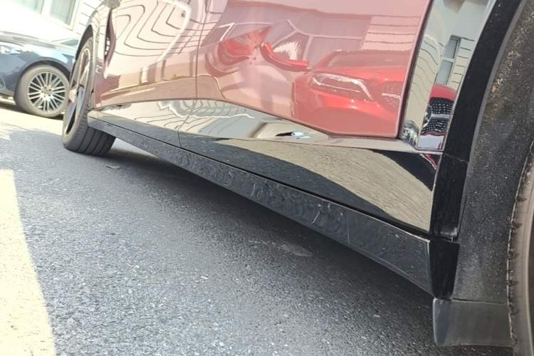 Used Xiaomi Auto YU7 2025 Ultra-Long Range High-Performance All-Wheel-Drive Max Edition Left Side Sill