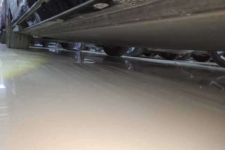 Used Xiaomi Auto YU7 2025 Ultra-Long Range High-Performance All-Wheel-Drive Max Edition Left Side Sill